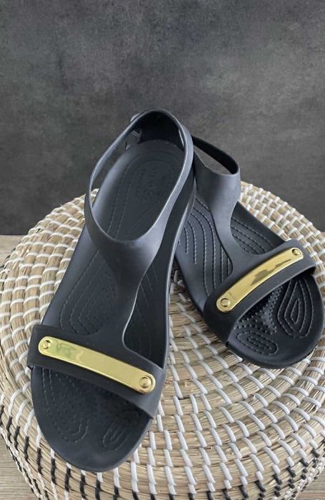 Crocs sandały Serena Metallic Bar Gold/Black W9 39/40