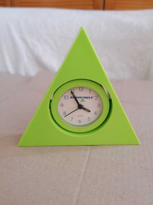 Relógio analógico triangular Verde lima
