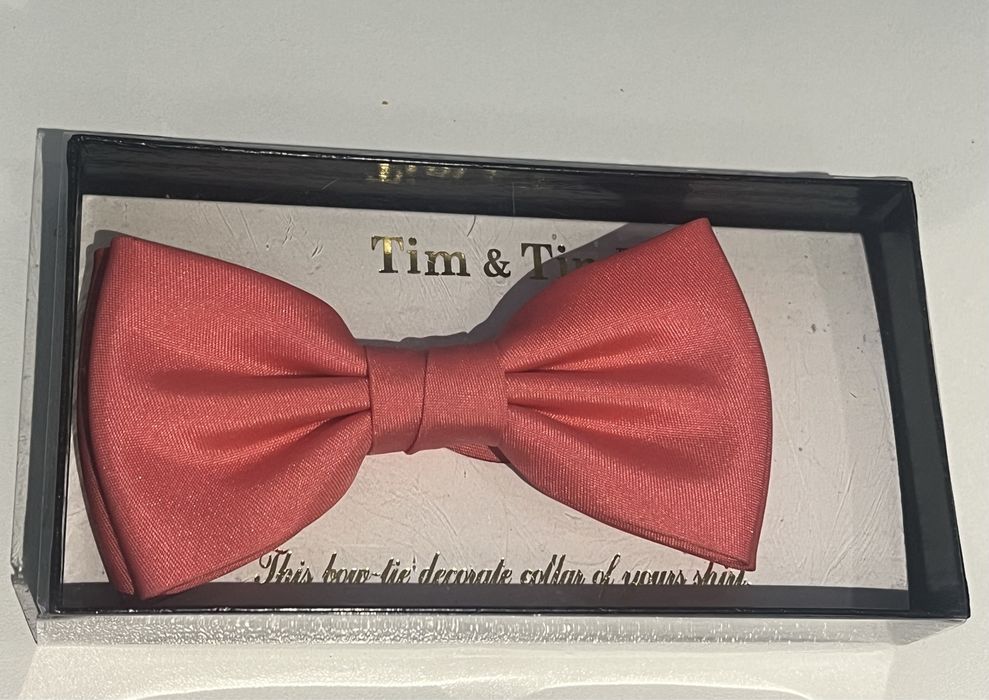 Метелик коралово-лососьовий для нарядного виходу у світ і відпочинку