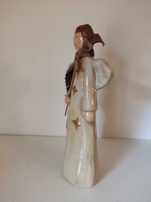 Anjo em cerâmica vidrada com adereço em tecido