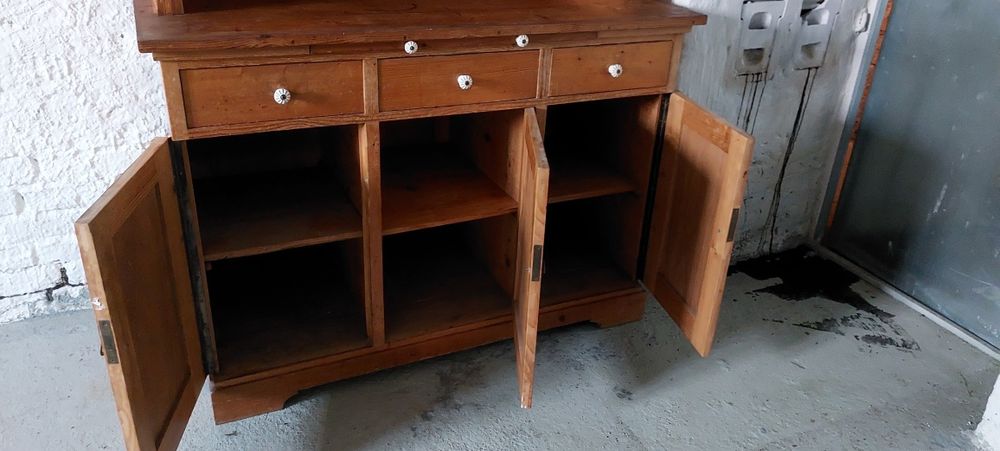 Kredens sosnowy zabytkowy