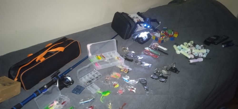 Kit de pesca 1000 anzóis inclui cana de pesca, carreto e anzóis 1000