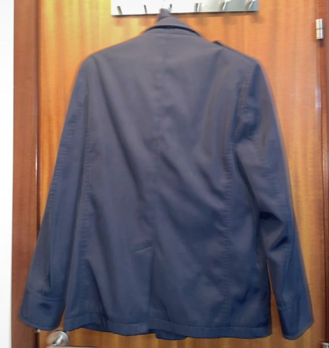 Casaco masculino com fecho duplo.