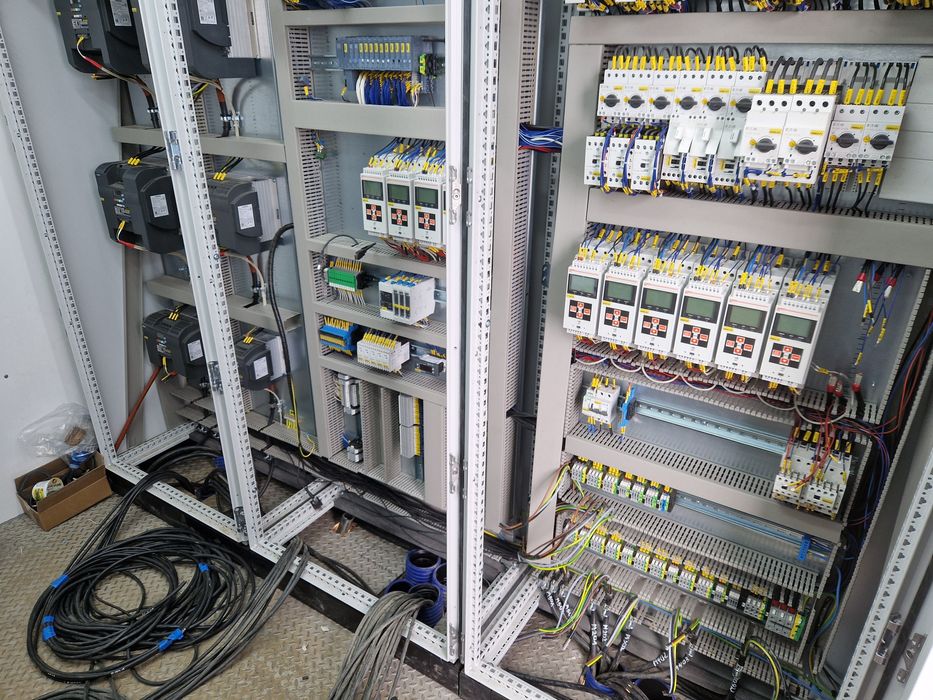 Prefabrykacja / składanie szaf sterownicz itp.