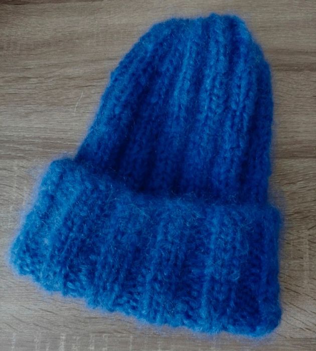 Kobaltowa czapka beanie na zimę, moher