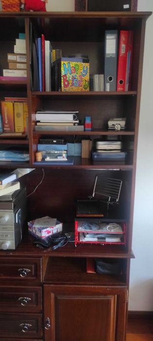 Móvel com estante em madeira de cerejeira