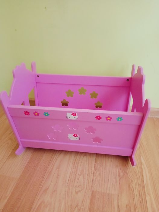 Łóżeczko drewniane dla lalek różowe Hello KiTty