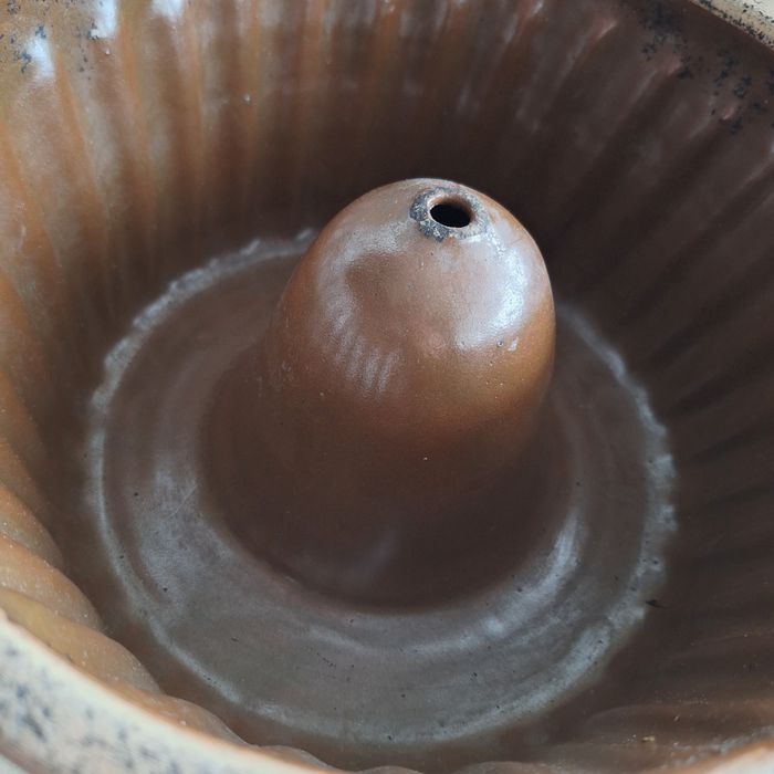 Pięknie utrzymana, tradycyjna, ceramiczna forma do pieczenia babki