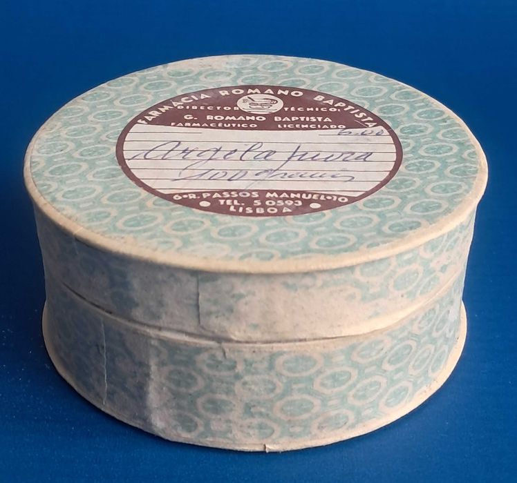 Antiga Caixa de Farmácia em Cartão