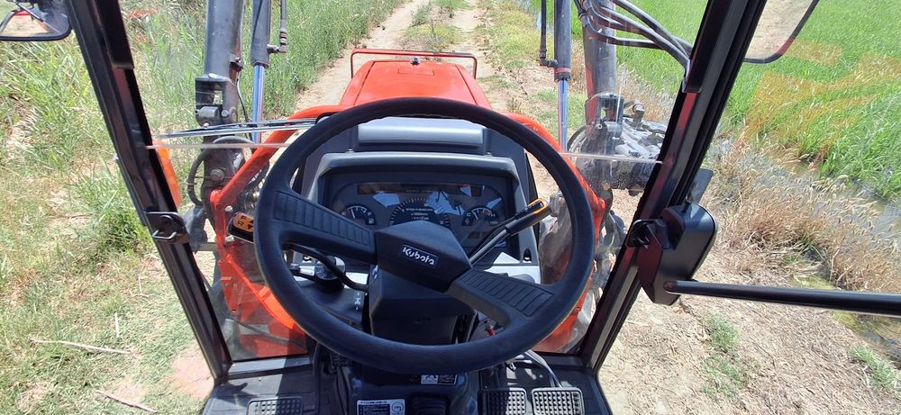 Tratror kubota cabinado com pa carregador frontal