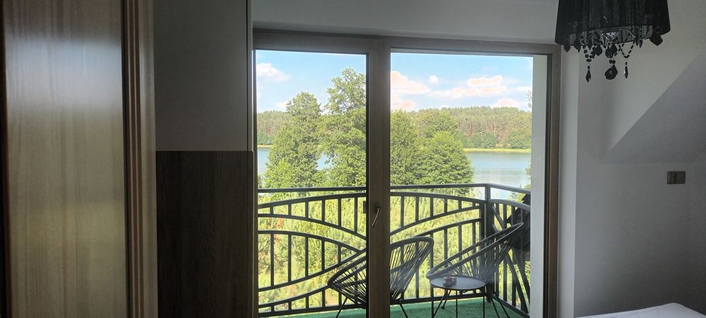 Komfortowy  dom  nad jeziorem. Z pomostem i łódką. Wędkowanie gratis.