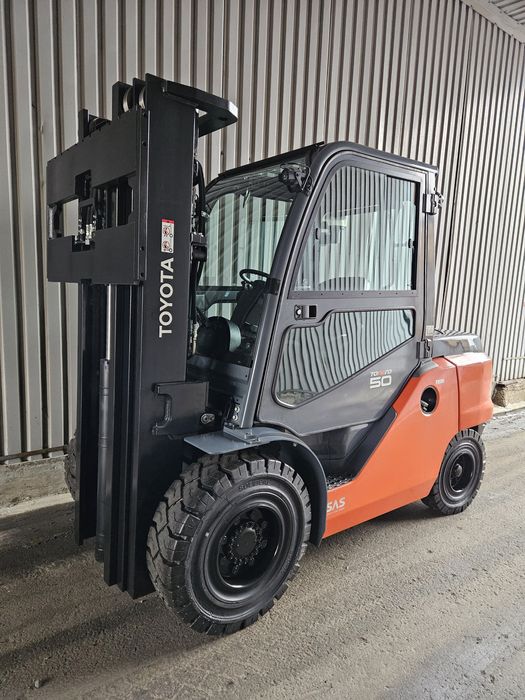 Навантажувачі вилкові в Києві. Вилочные погрузчики Тойота.