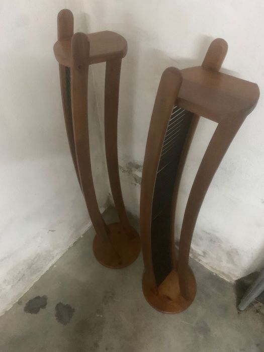 1- cadeiras de pé+ 2 suporte para CD