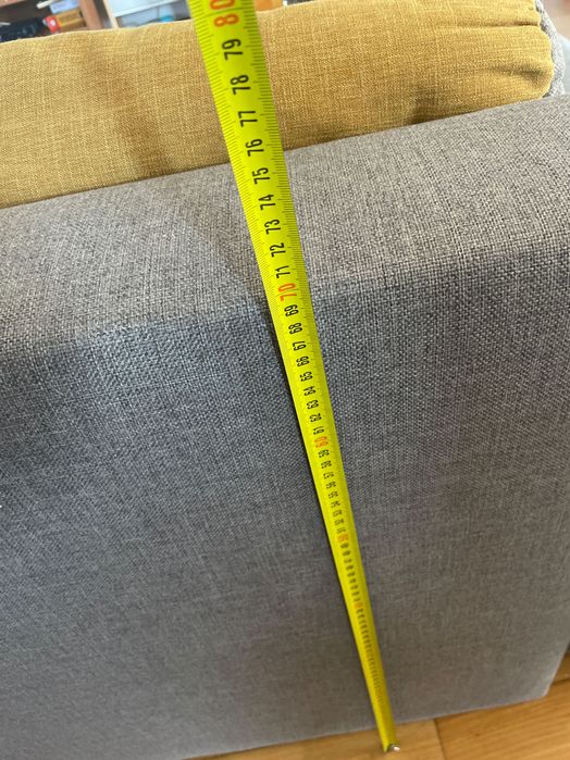 Sofá com chaise long e arrumação