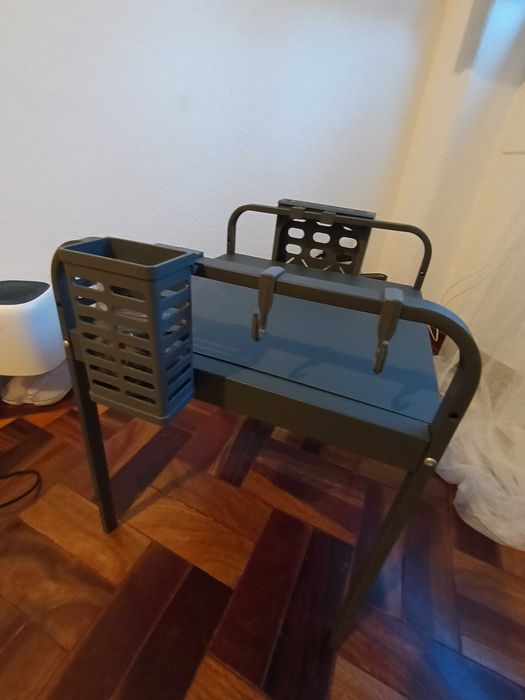 Estante de metal retrátil e expansível com itens - para cozinha
