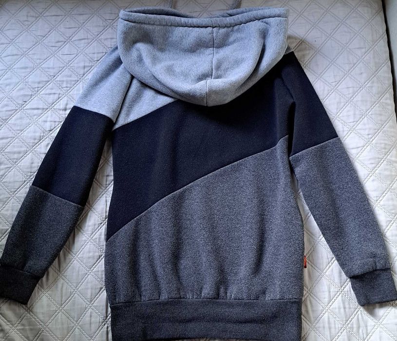 Szara czarna bluza z kapturem