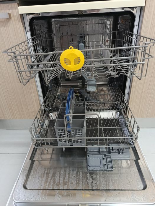 Máquina de larvar loiça em bom estado 12 talheres