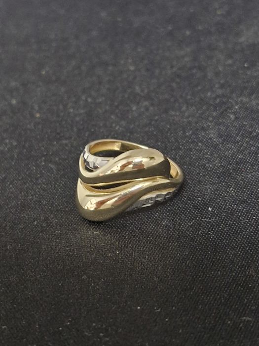 Elegancki pierścionek próby 585 i wadze 2.48gram