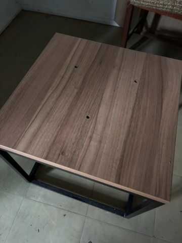 Mesa de apoio com pés pretos 50x50