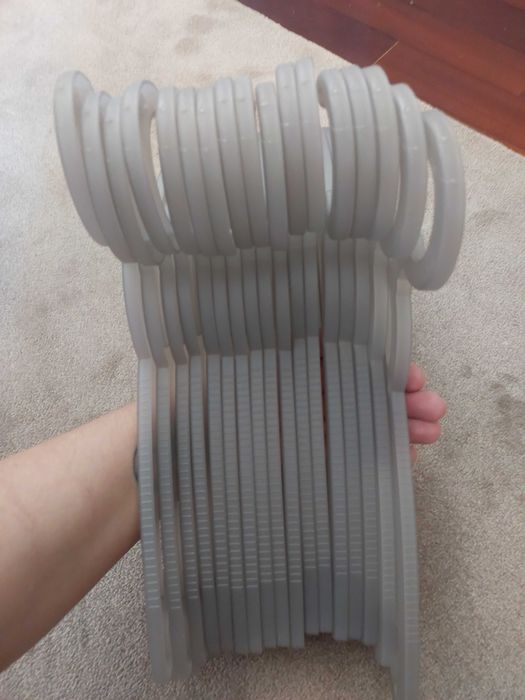 Lot de 19 cabides disponível em cinza e amarelo