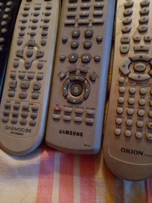 Продаю все дешего магнитофон маленький 200