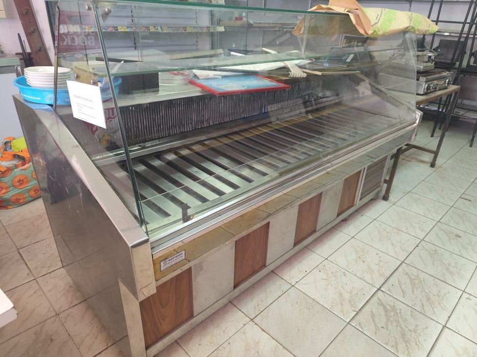 Vende de recheio de mercearia - estantes, arcas frigoríficas e outros
