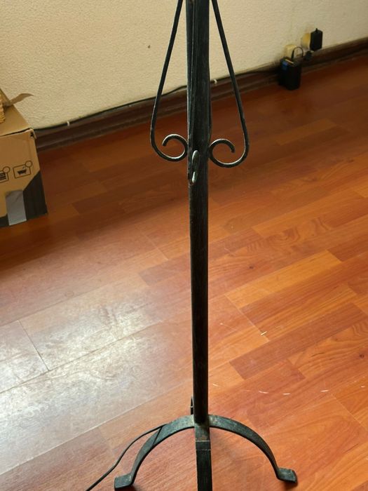 Candeeiro de pe em ferro vintage - luz ambiente