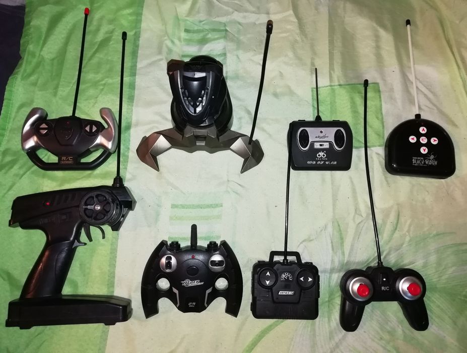 Пульты и машинки игрушки. Одним лотом.