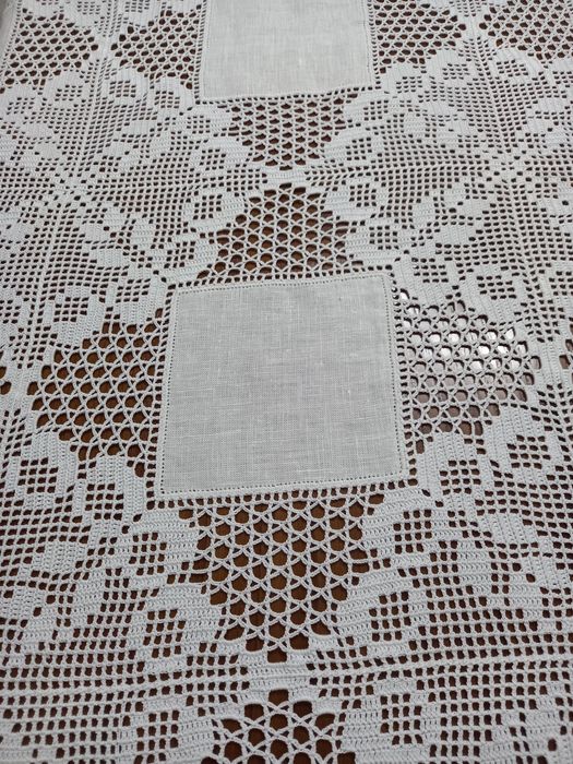 Toalha de mesa em linho e crochet