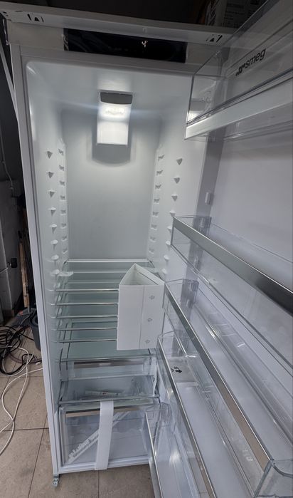 Frigorífico de 1 Porta Encastrável Smeg Universal S8L1743E Ventilado