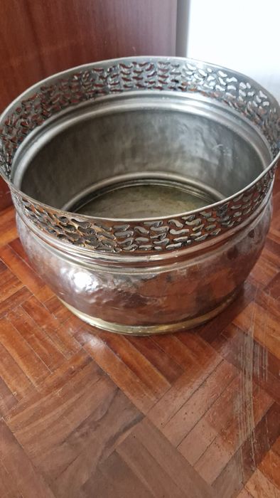 Vaso de plantas de latão decorativo prateado brilhante