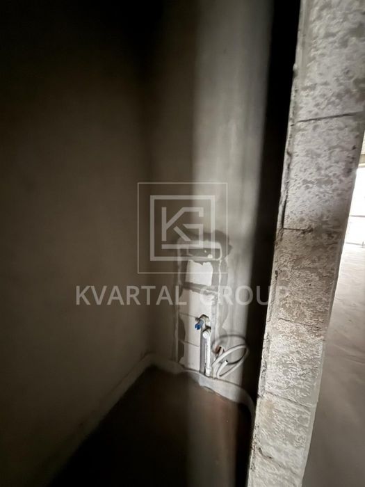 Продам 2 к.квартиру з початковим ремонтом 53 кв.м .  Бомбосховище +