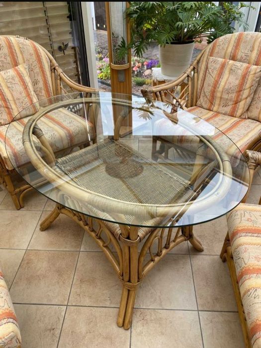 4 fotele i szklany stolik