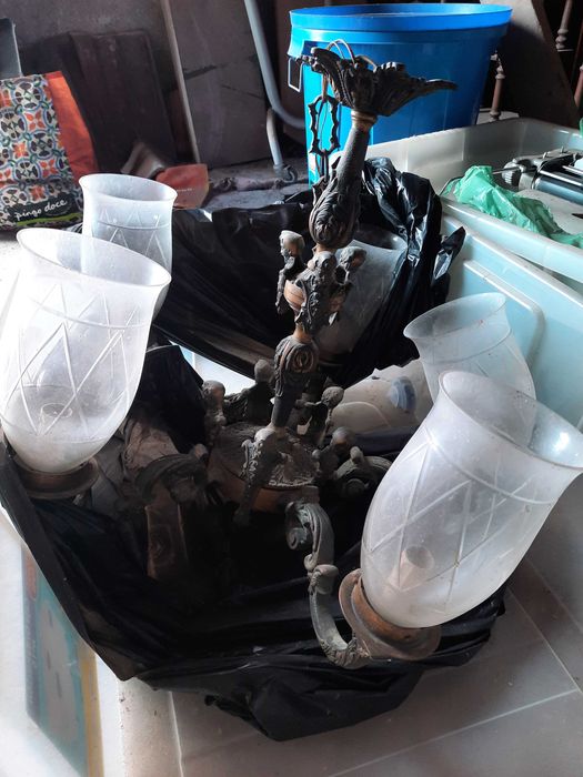 Vendo candeeiro de tecto em ferro muito antigo