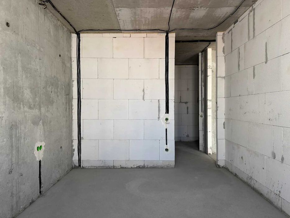 Здана! Однокімнатна з чорновими роботами. Вигідно!