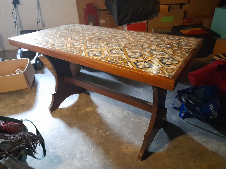 Mesa com azulejo