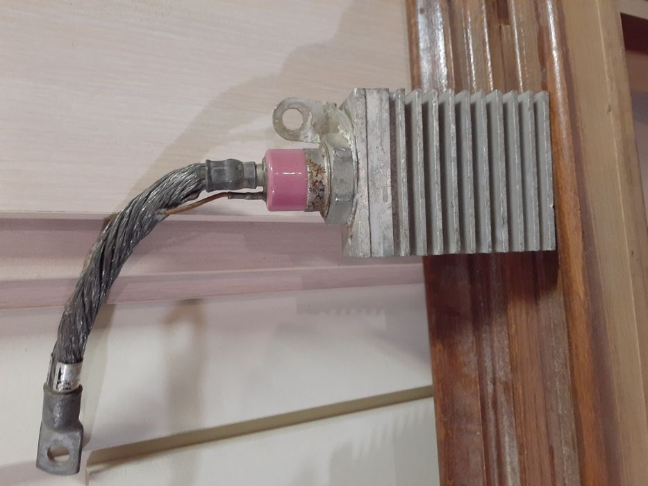 Тиристор, диод силовой с радиатором.