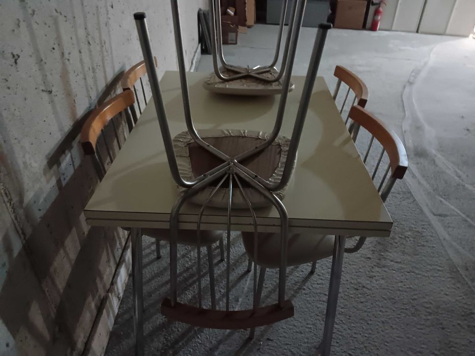Mesa de cozinha com cadeiras