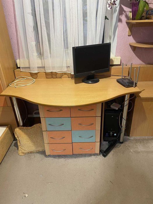 ТЕРМІНОВО продам меблі