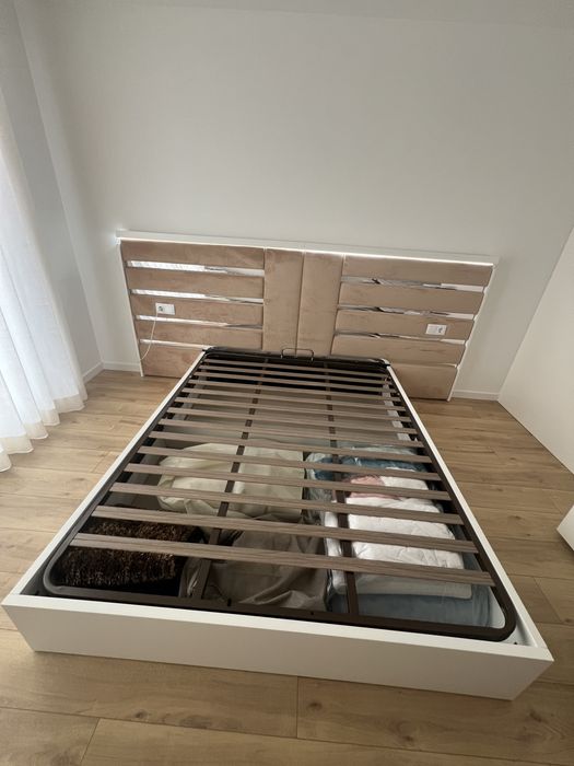 Cama estufada camel, com LED e estrado elevatório