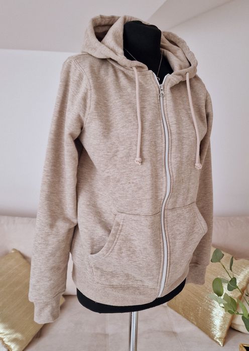 Bluza rozpinana z kapturem.