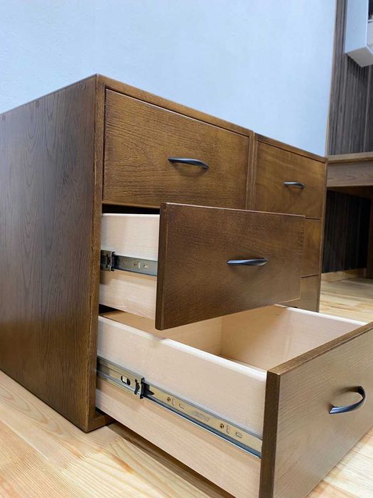 Тумбочка приліжкова з масиву