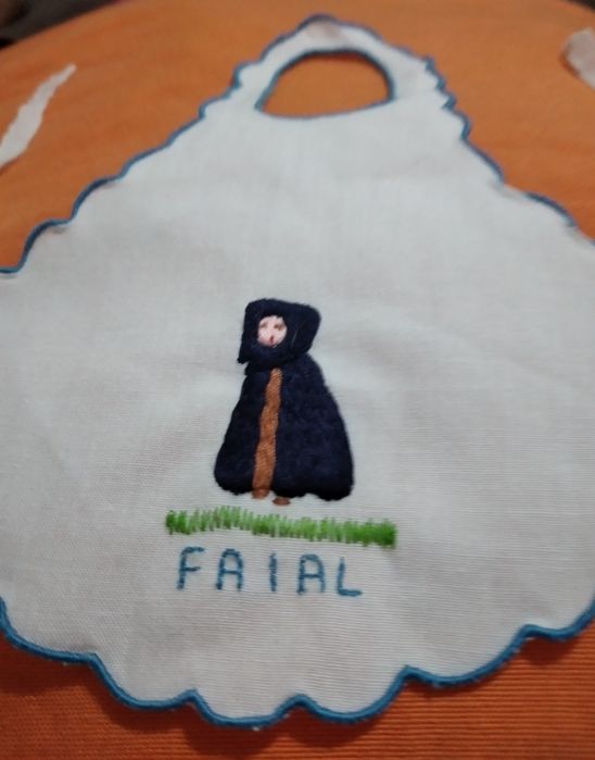 Avental de garrafas bordado da Ilha do Faial