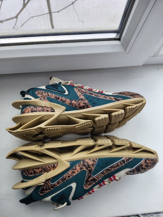 Кросівки  з модним принтом