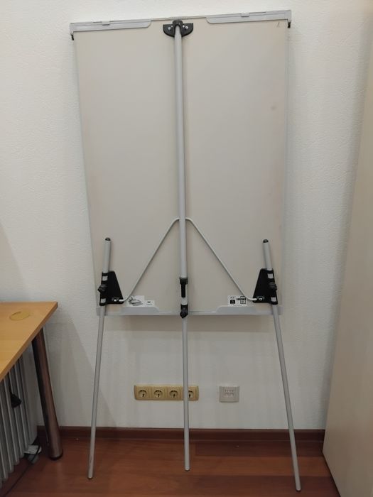 Фліпчарт в ідеальному стані на тривозі Висота дошки 1м. ширина 70 см.