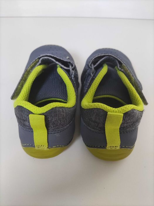 Sapatilhas e sapatos criança