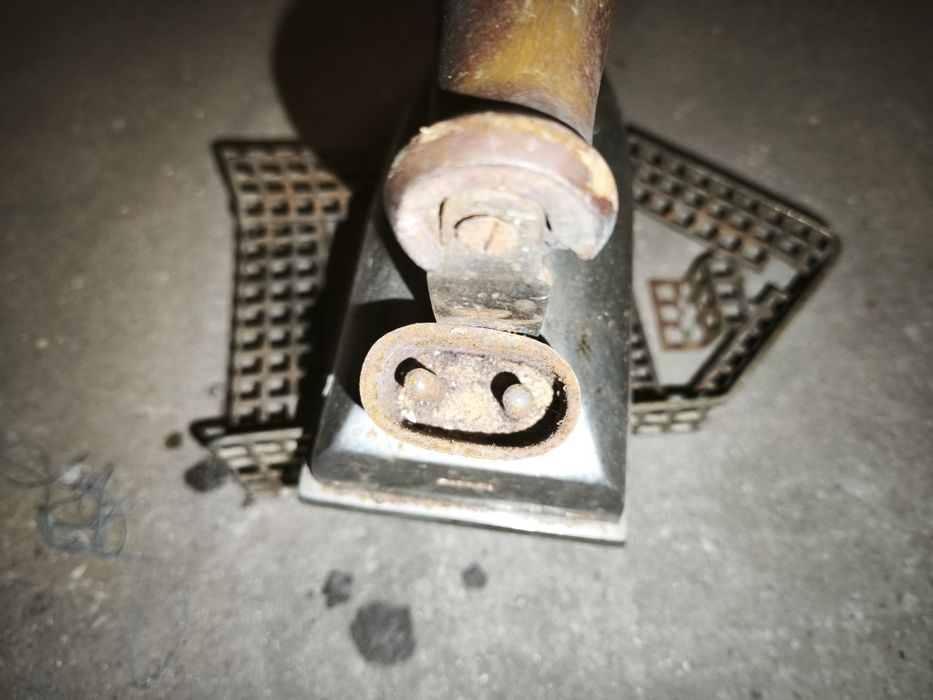 Stare żelazko PRL z drewnianą rączką + podstawka vintage