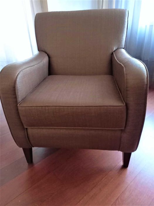 Maple forrado a tecido com pés em madeira