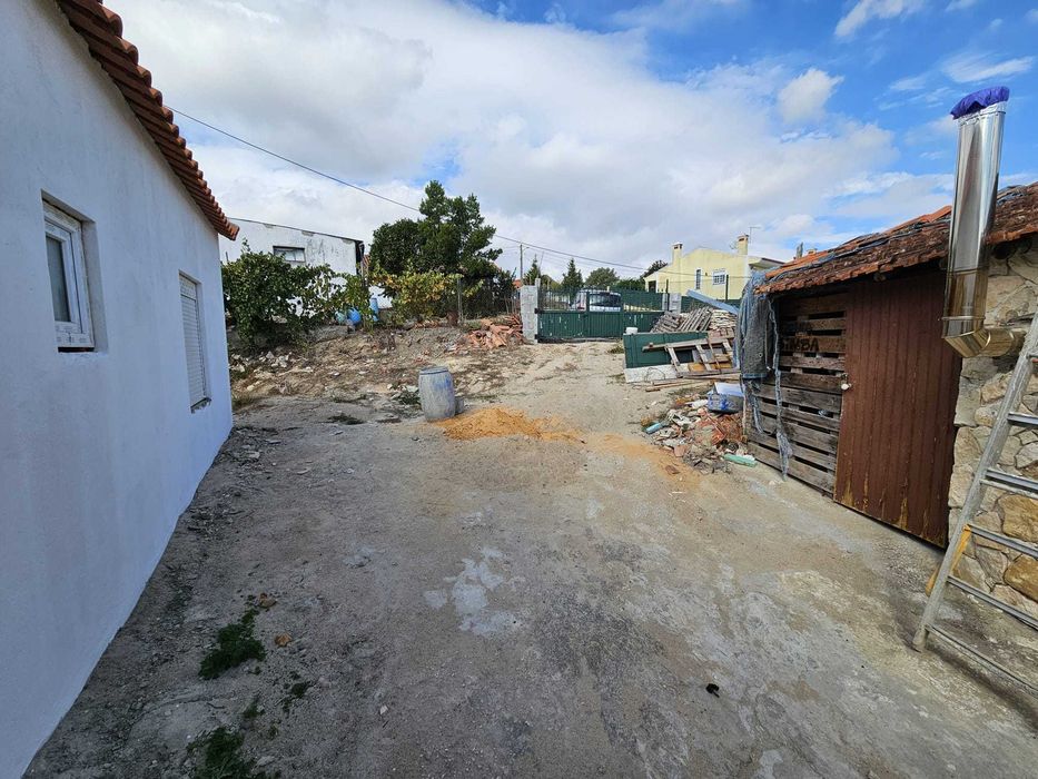 vende-se moradia em fase de reabilitação