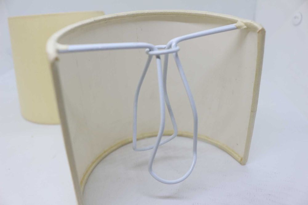 Par de Antigos Abajures em Meia Lua Forrados a Tecido